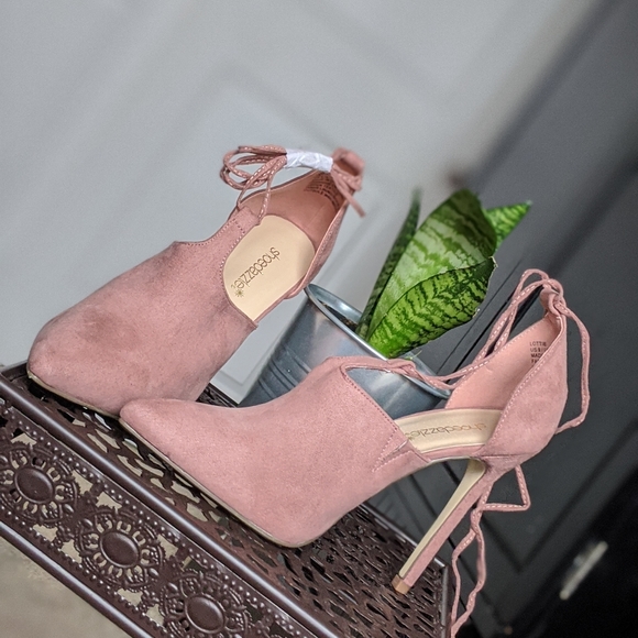 Strap pumps - Picture 2 of 4